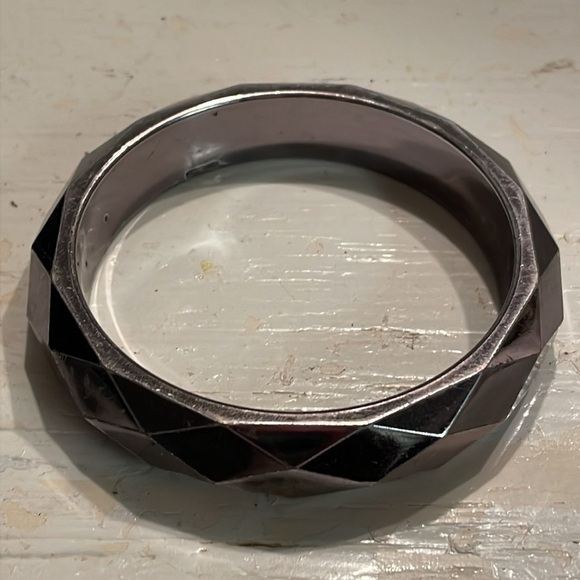 Vintage 7.5” faceted smoky lucite bangle bracelet - Picture 6 of 10